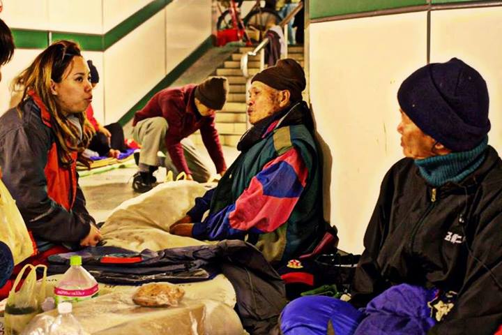 大家都叫他阿伯。 住在東豐地下道第一個轉角處， 習慣戴著毛線帽，總是望著遠處沉思著。