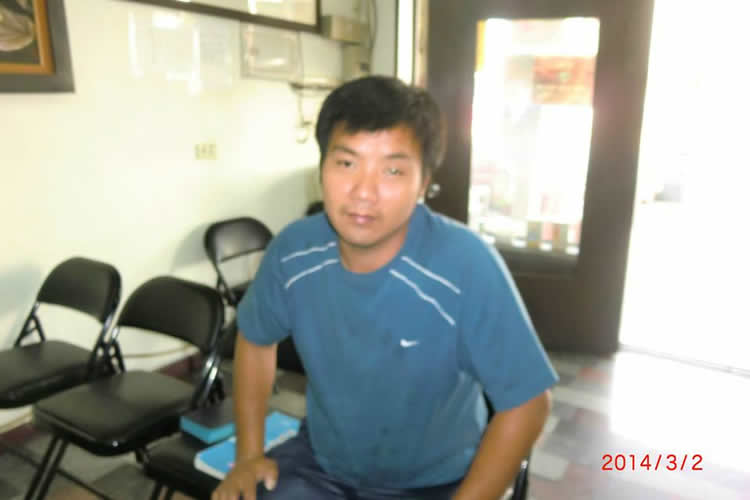 他是阿昕，剛隨著中華恩友幹事調動過來的廚房同工．