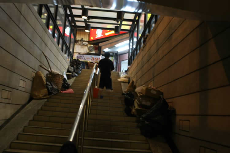 距離上一餐進食，已過了23小時，從胃底深處傳來的空虛感覺讓他全身都不舒服著。