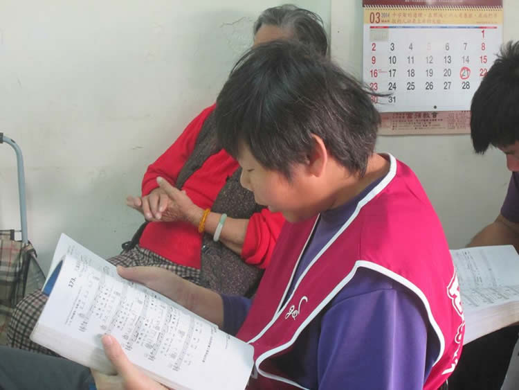 這個孩子，身高１８９公分，聲音尖細，動作非常遲緩。他叫做阿龍。