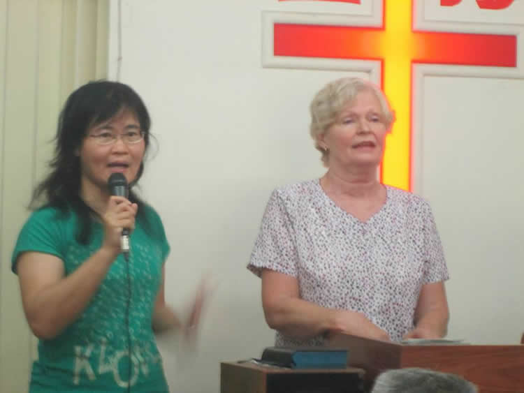 英國藉的Susan牧師，今天帶著翻譯張姊妹來到台南恩友中心為我們分享她的生命的見證。