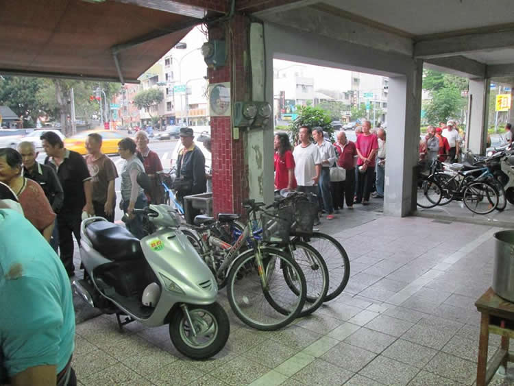 一年八個月之後的昨晚，阿姨跟我招手要我過去