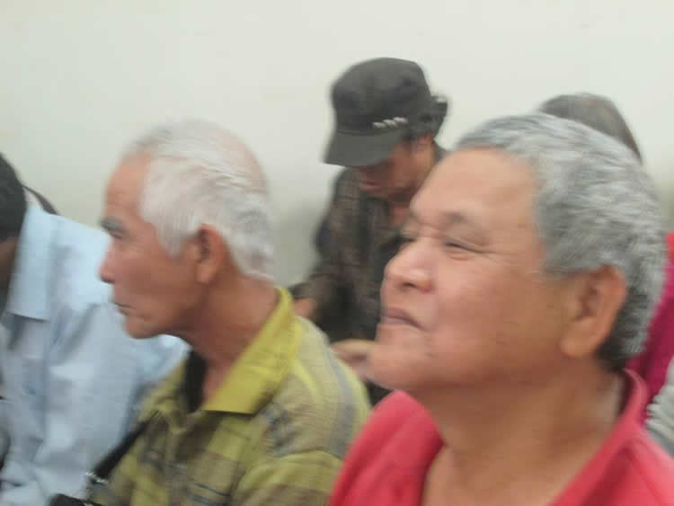 他每天都從馬路的另一邊走過，邊走邊望著台南恩友中心。