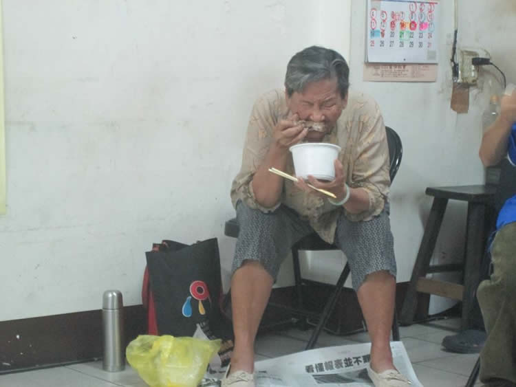 阿貴很貼心的每餐都替她在地上鋪一張舊報紙