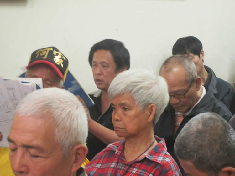 她是銀針阿姨。  遊走在附近幾間慈善單位用餐，沒有固定，在各寺廟以及公園賣口香糖維生