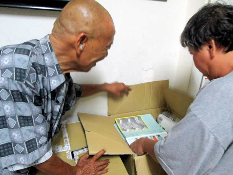 因為化療而掉光頭髮的福生伯，當起了THE BIG ISSUE大誌雜誌的販售員。