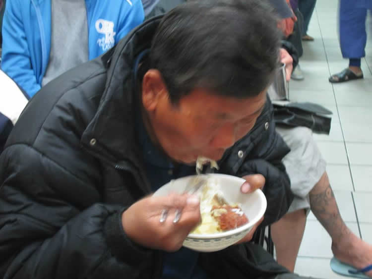 很多漂泊的人，都不愛說話，或者說不願意說話。