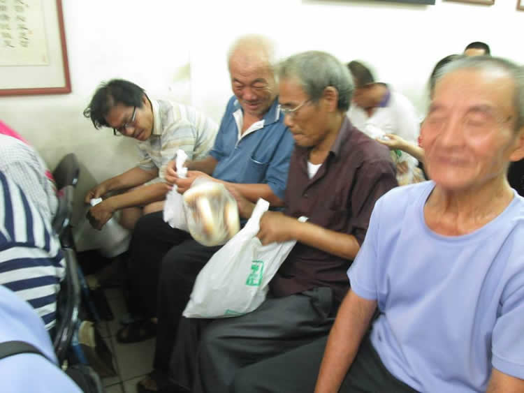 他在台南恩友當起了同工，每天很認真的切菜洗菜，掃地拖地，總是默默做著