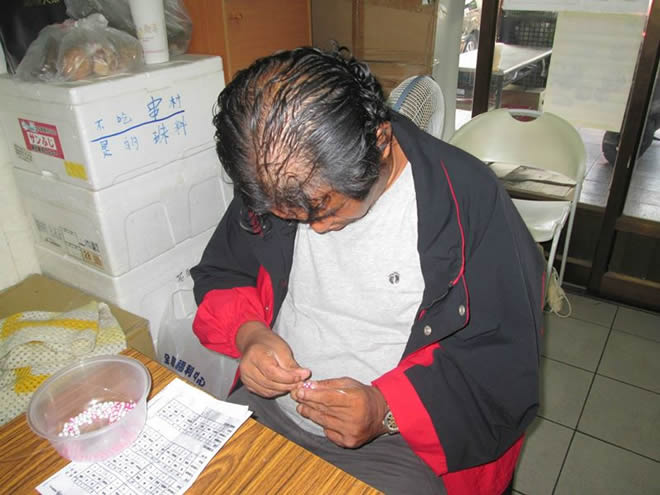 他是阿奇。 生活在台南火車站附近已有數年之久。