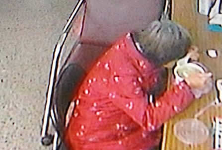 下著雨的晚上 一個婦人騎著機車來到教會門口