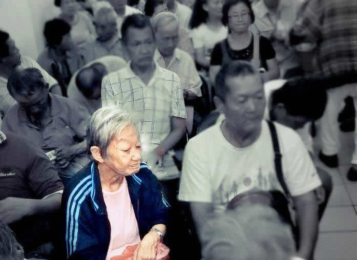 總是默默坐在位子上，默默吃飯，默默看著眼前人物景物的流動。