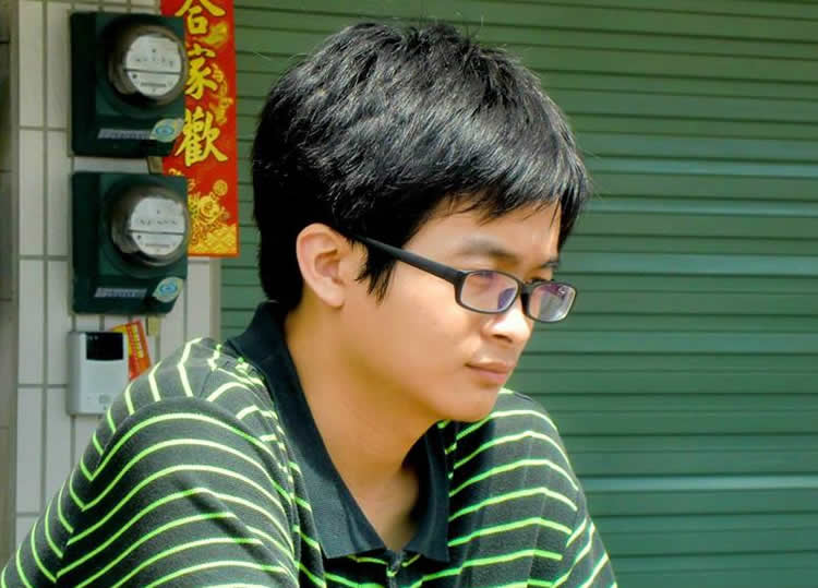 他來的時候，全身髒汙，牽著破舊的單車，臉上沒有任何表情，眼睛總是看著遠方