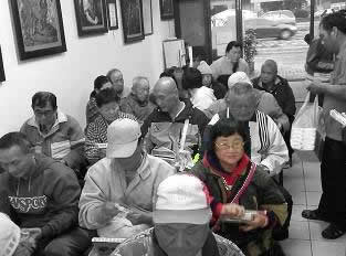 大家都叫她阿昭。  住在市區角落的小房子裡。獨居。