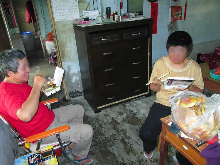 他說他們本是鄰居，她的母親去世之前把女兒託付給他，他不假思索地就答應了。娶了她