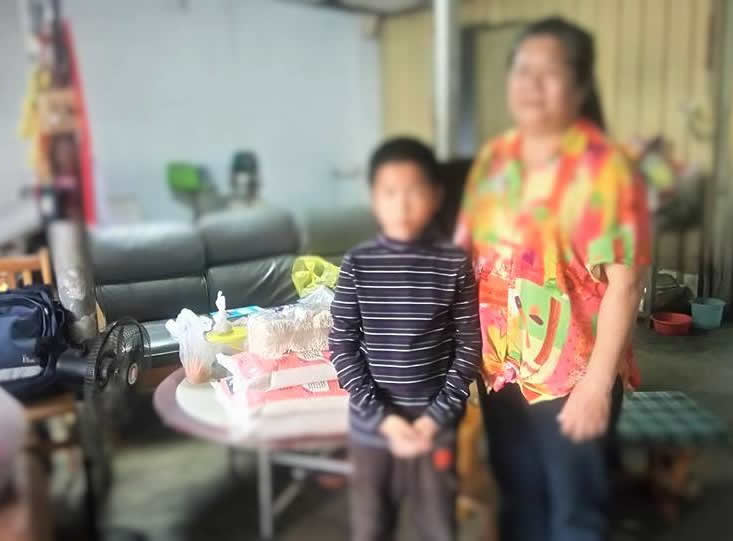 阿嬤已過六十歲了，但是或許因為長髮，或許因為髮絲還未白如雪，我們一直看不出她的年紀