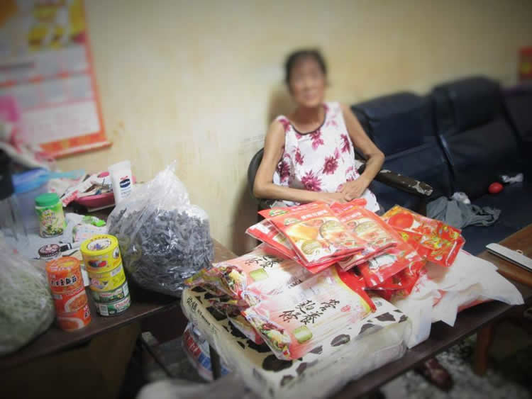 第一次探訪阿姨的時候，是秋葉落盡，寒冬到來的傍晚