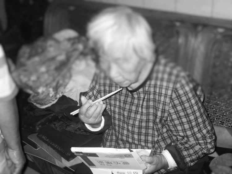 一個子宮癌末期的老母親，帶著重度智障的兩個兒子住在不大的矮屋裡。