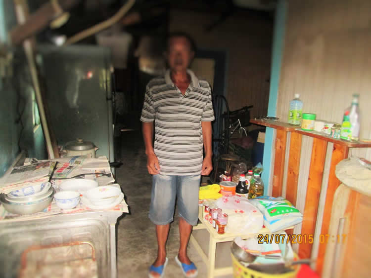 國寶父母去世之後，一直留在小屋，每天去建築工地做板模工。