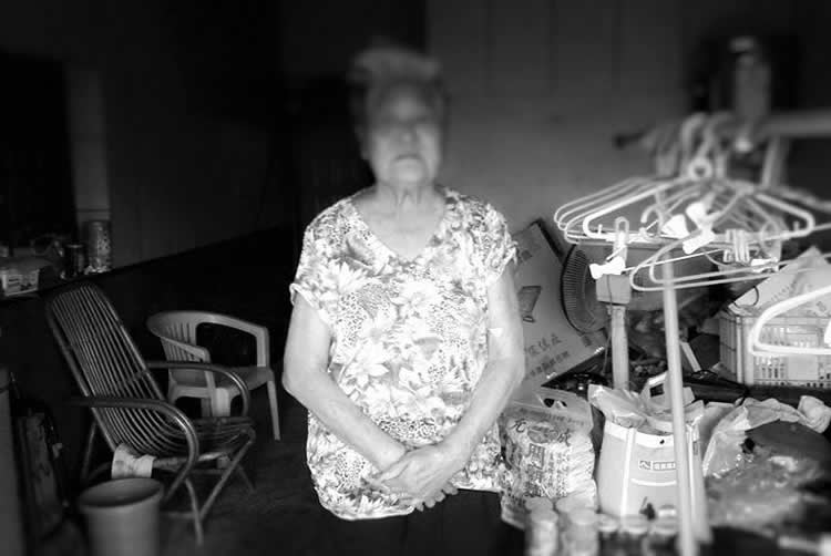 她快七十了，從來未婚，一生侍奉父母直到去世。