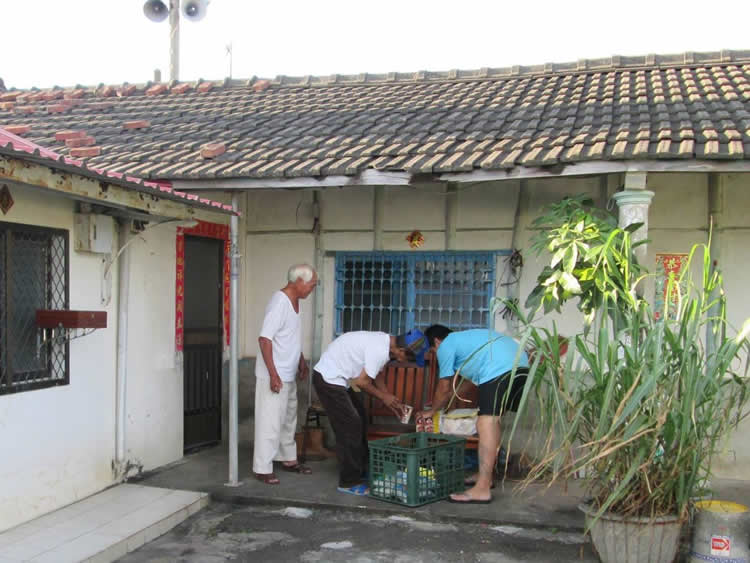 他住在四合院區側邊的廂房裡，離海很遠的所在。沒有親人