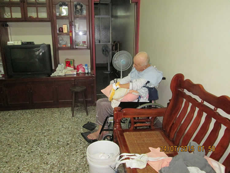 她告訴我們她跟先生差二十來歲，很多人都以為他們是父女。