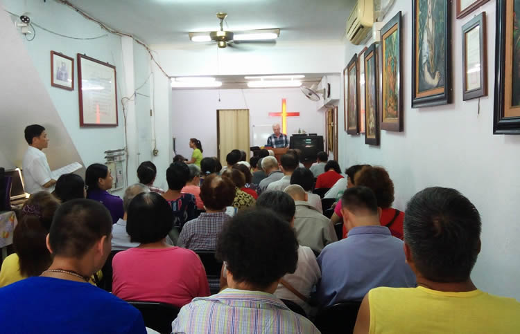 他來台南恩友用餐幾個月了，當同工兩週，卻是我們的第一次同行，第一次對話。