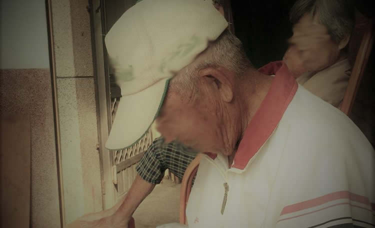 獨子意外去世,媳婦遠離而去。兩夫妻非但老無所養，還得扶養遺留下來的孫子。