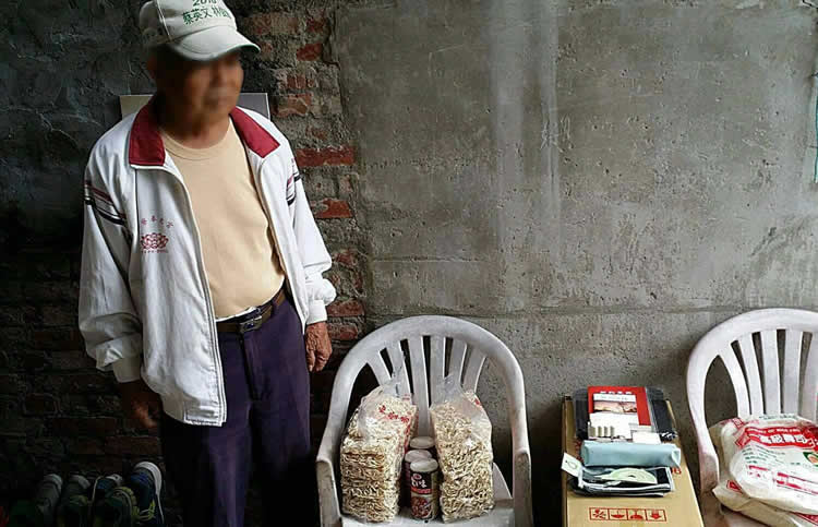 我們送愛心物資到時間長巷來。阿公與我們熱絡多了，阿嬤不舒服，在屋內沒有出來。