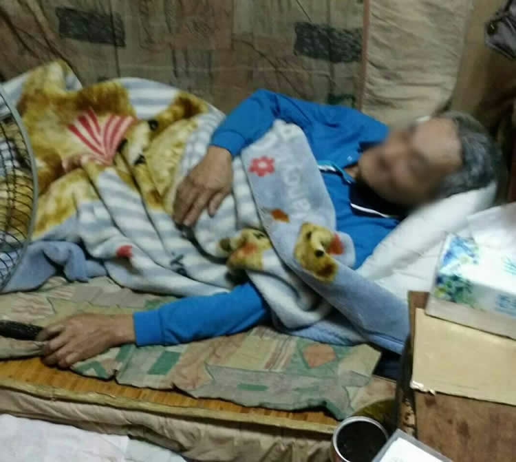 揮手離去之際，他朝我們揮揮手。無力的手...