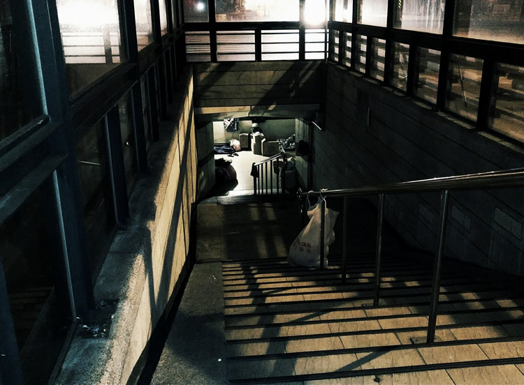 那一年，他在地下道第一次遇到寒流來襲。