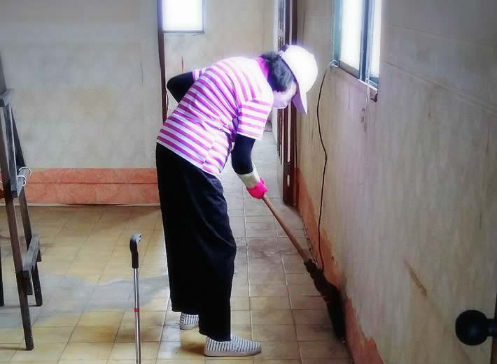 她去幫我們打掃新的台南恩友中心。大家都叫她秋妹阿姨。