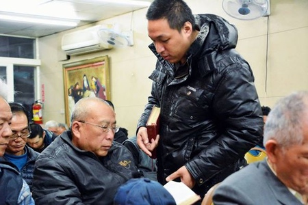 今年31歲的阿成，因父母都有智能障礙，所以出生後，他也無法脫離輕度智障的命運