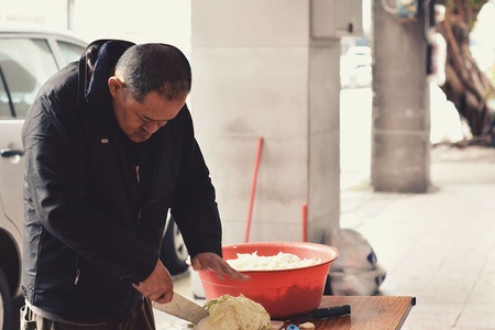 徐仔從小被親生媽媽過繼給阿姨當兒子，車禍後，先在姊姊家受照顧，之後又被丟到阿姨家