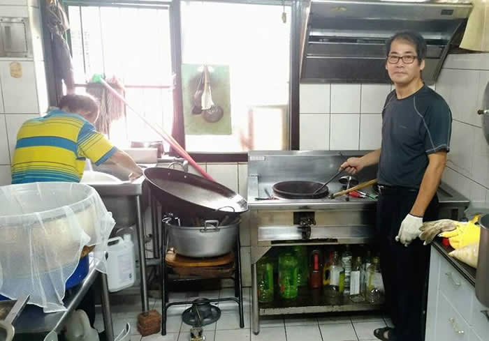 謝謝 袁志祥 弟兄今天特地帶來他自家公司的普羅高速爐，來到 台北恩友中心 為廚房的爐具做更新。