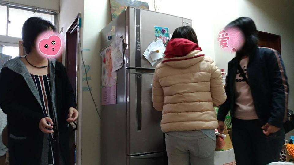 週末一早，我們來到我們所關心的盧姐妹的家，就看到她的女兒們已著好裝，要出發去擺攤了。