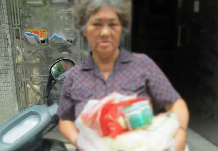 原本每個月都來恩友中心領取愛心物資的阿姨。將近七十歲了，獨居在中都路上。