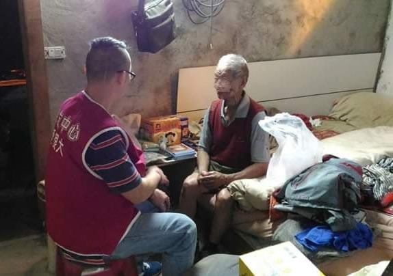 李伯伯，八十歲，獨居，借住朋友的房子，曾因口腔癌開刀，左臉頰留下一個窩洞，牙床也削掉，只能吃喝軟爛的食物…