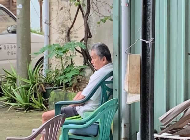 台南恩友中心同工們，來到嘉義水上鄉，一間既不漏水也不炎熱簡單搭建的房屋，是吳大哥與媽媽及阿姨共同生活溫馨小屋，是早年用辛苦賺來的錢，便宜買下糖廠的地來搭建。