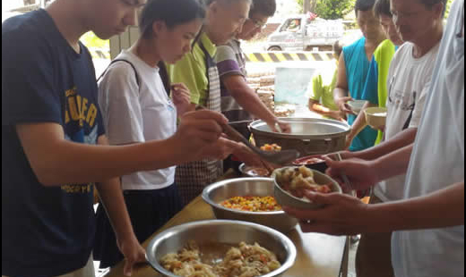 感謝港明高中的同學來擔任志工 