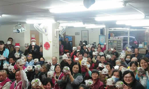 感謝周小姐全家預備100份聖誕蛋糕