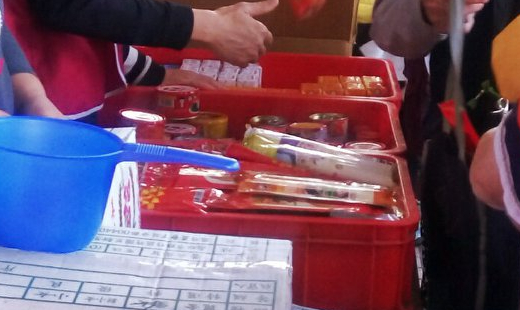  前鎮恩友中心 主日聚會並分送物資