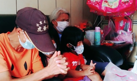 恩友同工至偏鄉水里，探訪並贈送日常物資給阿枝弟兄一家。