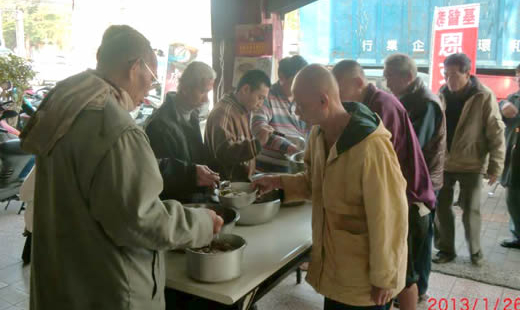 獨居老人，是阿毛伯現在的代名詞，住在幾坪不到的租屋裡的他，每天都要走老遠的路到我們恩友中心用餐。