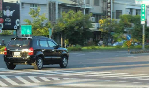 這是位於東豐路34號台南恩友中心的大馬路。  車水馬龍的平坦四線道，曾經帶來多少街友？