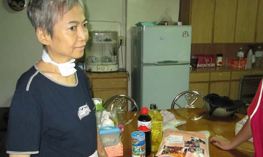 她是唐阿姨，剛動過氣切手術且又要洗腎的獨居婦人。