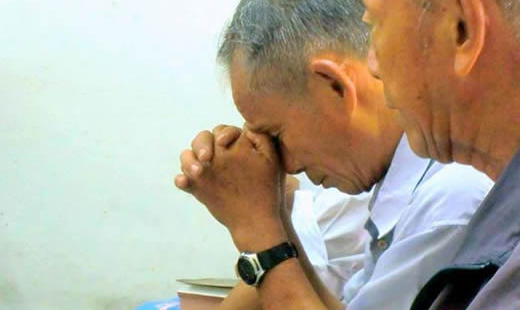 他是個單親爸爸，有個非常乖巧的女兒。女兒非常愛讀書，父親也一路栽培讓他讀到大學畢業，甚至準備一大筆錢讓女兒出國留學。