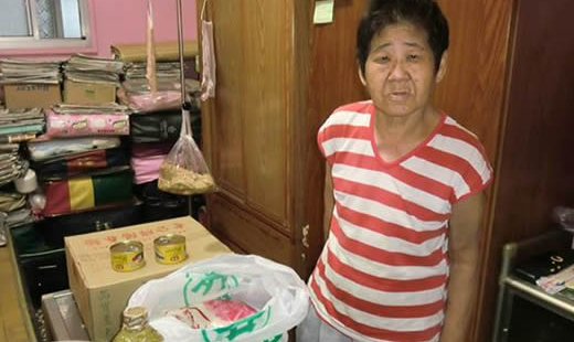 第一次去探訪阿嬤的時候，一開門就被急竄而出的貓咪嚇了一跳。