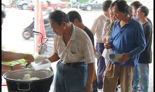 台北仔（中間藍衣）中間這位穿藍衣服的年輕人，大家都叫他台北仔。