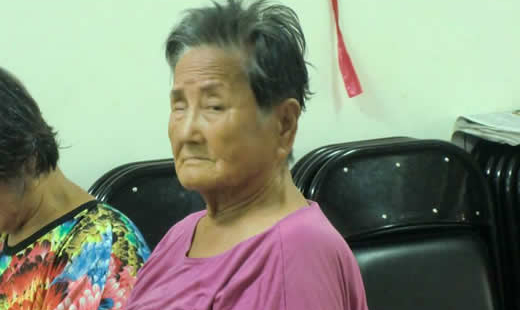 80歲的獨居阿嬤，獨眼、重聽，被棄養。總是騎著一部老舊的腳踏車從鐵支路的另一端慢慢來到台南恩友中心。