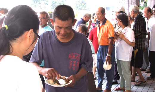 東港街頭，常常可以看見一個年輕人推著一個年老的婦人穿梭在大街小巷，他們就是小黃和他的老母親。